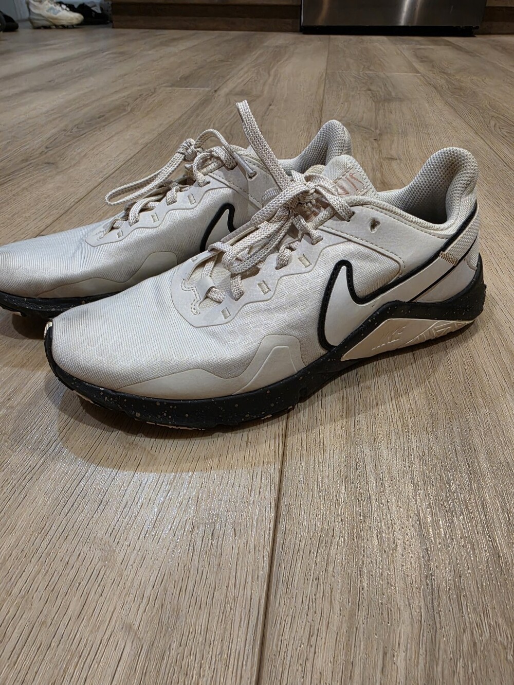 Nike Legend Essential Training Shoes Women’s Size 7 White Black Sneakers